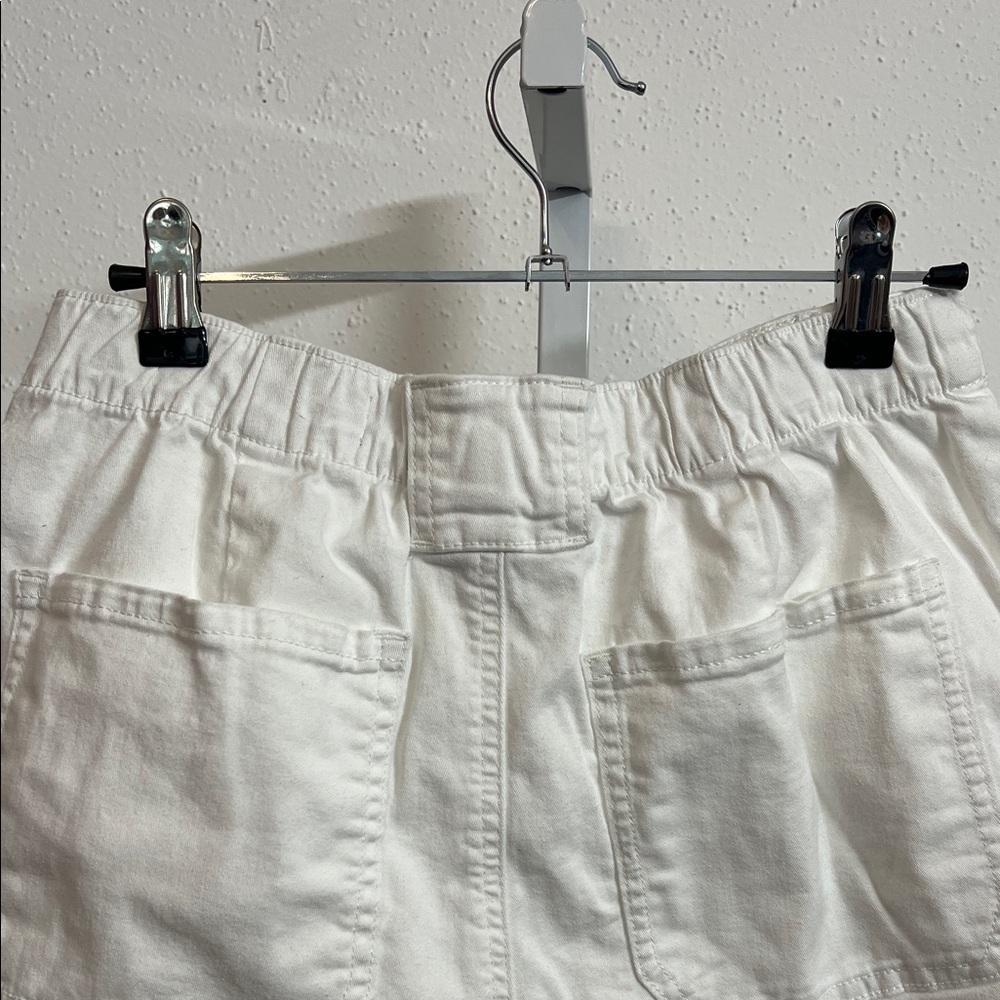 Gloria Vanderbilt Women's Classic White Bermudas - Picture 3 of 7